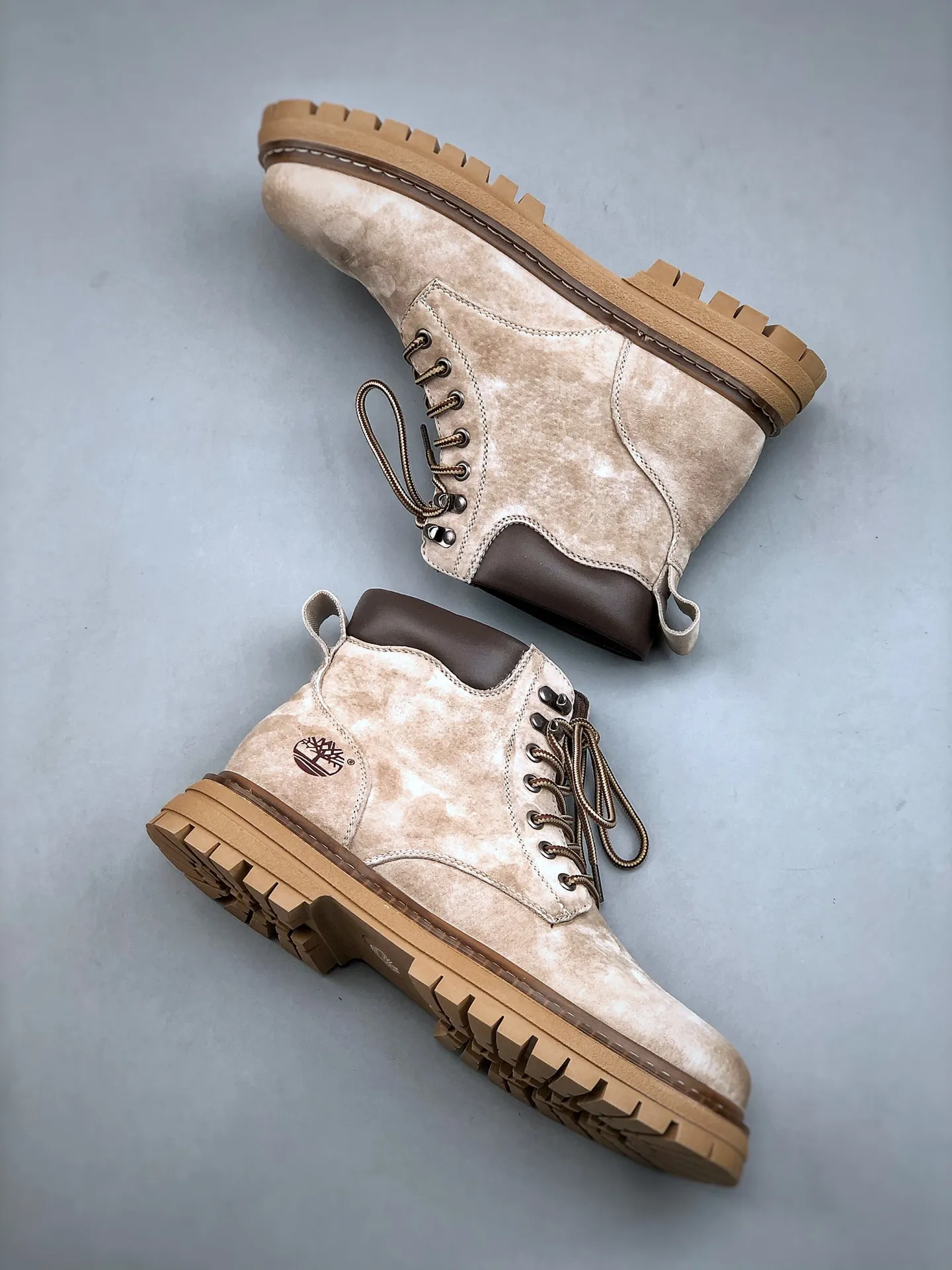 Local self-pickup💰560 supports store release. New goods🚀#Timberland Timberland/Timberland outdoor mid-cut casual rhubarb boots series. Guangdong factory quality. Original box and original packaging. The fabric is made of Italian 🇮🇹 top-grade frosted fine-grained cowhide. It is paired with anti-odor and anti-corrosion genuine leather latex insoles to give you a perfect wearing experience. High-quality and durable. A must-have for sportsmen. Specially designed to treat those who are not handsome. High-quality and first-class foot feel. Size: 38 39 40 41 42 43 44 (leather shoe size)